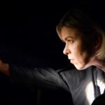 Scena iš monospektaklio „Bėgūnė“; aktorė Aldona Vilutytė, režisierius Jonas Kuprevičius (Valstybinis jaunimo teatras, 2024). Lauros Vansevičienės nuotrauka