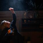 Scena iš monospektaklio „Bėgūnė“; aktorė Aldona Vilutytė, režisierius Jonas Kuprevičius (Valstybinis jaunimo teatras, 2024). Lauros Vansevičienės nuotrauka