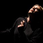 Scena iš monospektaklio „Bėgūnė“; aktorė Aldona Vilutytė, režisierius Jonas Kuprevičius (Valstybinis jaunimo teatras, 2024). Lauros Vansevičienės nuotrauka