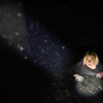 Scena iš monospektaklio „Bėgūnė“; aktorė Aldona Vilutytė, režisierius Jonas Kuprevičius (Valstybinis jaunimo teatras, 2024). Lauros Vansevičienės nuotrauka