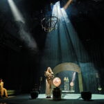 Scena iš spektaklio „Orfėjas“, režisierius Žilvinas Vingelis (Valstybinis Vilniaus mažasis teatras, 2024). Dmitrijaus Matvejevo nuotrauka