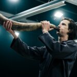 Akimirka iš sceninio vyksmo „Pilėnai*“, idėjos autoriai ir atlikėjai - Naubertas Jasinskas ir Matas Dirginčius („Meno ir mokslo laboratorija“, 2024). Martyno Norvaišos nuotrauka