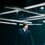 Akimirka iš sceninio vyksmo „Pilėnai*“, idėjos autoriai ir atlikėjai - Naubertas Jasinskas ir Matas Dirginčius („Meno ir mokslo laboratorija“, 2024). Martyno Norvaišos nuotrauka