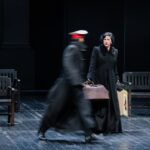 Scena iš spektaklio „Ana Karenina“, režisierius Rimas Tuminas, teatras „Gesher“ (Klaipėdos tarptautinis teatro festivalis „TheATRIUM“, 2024). Domo Rimeikos nuotrauka