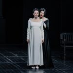 Scena iš spektaklio „Ana Karenina“, režisierius Rimas Tuminas, teatras „Gesher“ (Klaipėdos tarptautinis teatro festivalis „TheATRIUM“, 2024). Domo Rimeikos nuotrauka