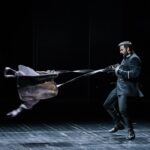 Scena iš spektaklio „Ana Karenina“, režisierius Rimas Tuminas, teatras „Gesher“ (Klaipėdos tarptautinis teatro festivalis „TheATRIUM“, 2024). Domo Rimeikos nuotrauka