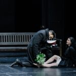 Scena iš spektaklio „Ana Karenina“, režisierius Rimas Tuminas, teatras „Gesher“ (Klaipėdos tarptautinis teatro festivalis „TheATRIUM“, 2024). Domo Rimeikos nuotrauka