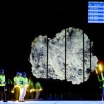 Scena iš taksofono operos „Dalykai, kurių neišdrįsau pasakyti, ir dabar jau per vėlu“, dramaturgė ir režisierė Kamilė Gudmonaitė, kompozitorius Dominykas Digimas, scenografė Barbora Šulniūtė. (Lietuvos nacionalinis dramos teatras, Lietuvos nacionalinis operos ir baleto teatras, prodiuserinė kompanija „Operomanija“, 2023). Dmitrijaus Matvejevo nuotrauka