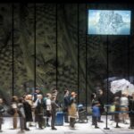 Scena iš taksofono operos „Dalykai, kurių neišdrįsau pasakyti, ir dabar jau per vėlu“, dramaturgė ir režisierė Kamilė Gudmonaitė, kompozitorius Dominykas Digimas, scenografė Barbora Šulniūtė. (Lietuvos nacionalinis dramos teatras, Lietuvos nacionalinis operos ir baleto teatras, prodiuserinė kompanija „Operomanija“, 2023). Dmitrijaus Matvejevo nuotrauka