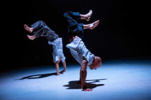 Akimirka iš šokio spektaklio „Vienudu“, koncepcijos autorė Airida Gudaitė, choreografai - Laurynas Žakevičius ir Rokas Šaltenis (šokio teatras „Low Air“). Dainiaus Putino nuotrauka