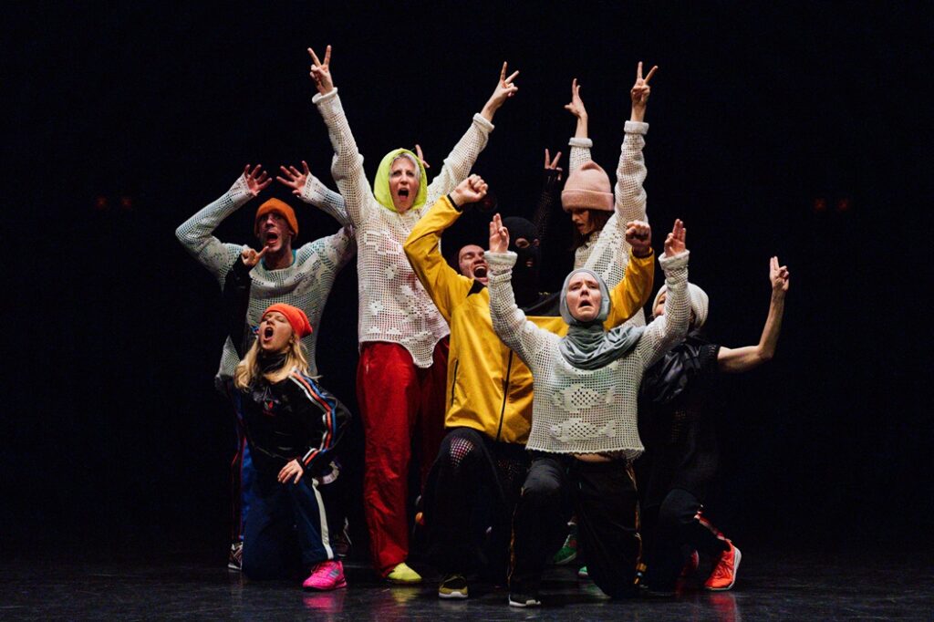 Akimirka iš šokio spektaklio „Flocking“, choreografė Joanne Leighton (Šeiko šokio teatras, 2023). Domo Rimeikos nuotrauka