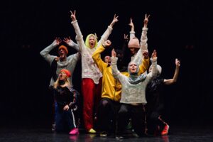 Akimirka iš šokio spektaklio „Flocking“, choreografė Joanne Leighton (Šeiko šokio teatras, 2023). Domo Rimeikos nuotrauka