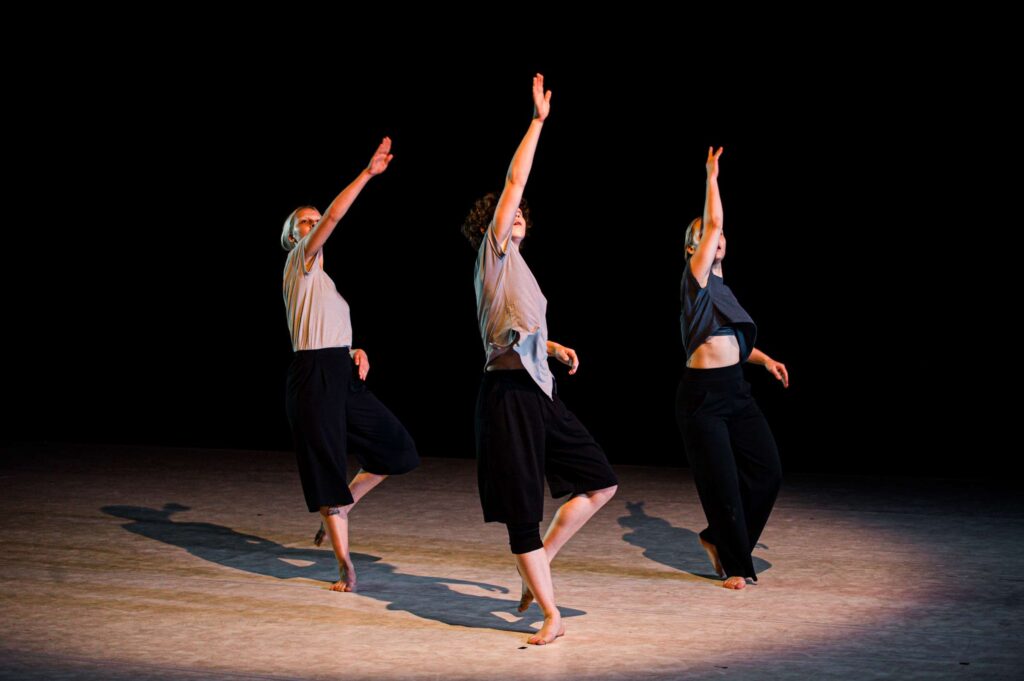 Akimirka iš būsimos spektaklio „Audros akis“ premjeros, choreografas Rachidas Ouramdane (Šeiko šokio teatras, 2024). Eglės Sabaliauskaitės nuotrauka