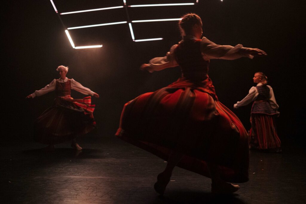 Akimirka iš šokio spektaklio „Suk suk“, choreografas Dovydas Strimaitis (Šeiko šokio teatras, 2024). Ievos Jūraitės nuotrauka