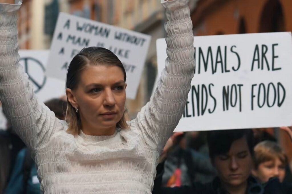 Akimirka iš šokio vyksmo „Hands up“, idėjos autorė ir atlikėja Agnietė Lisičkinaitė. Nuotrauka iš Tulūzos bienalės archyvo