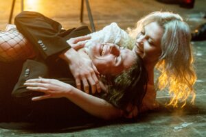 Scena iš spektaklio „Pelikanas“, režisierius Naubertas Jasinskas (OKT / Vilniaus miesto teatras, 2022). Dmitrijaus Matvejevo nuotrauka