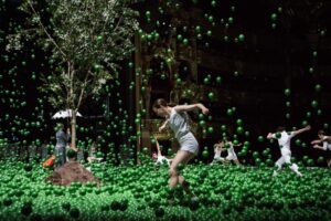 Scena iš šokio spektaklio „Žaidimas“, choreografas Alexanderis Ekmanas (teatras Palais Garnier). Nuotrauka iš Paryžiaus nacionalinės operos archyvo
