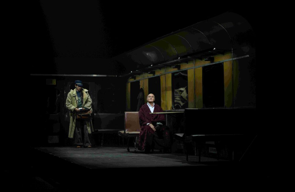 Scena iš spektaklio „Priešinimosi melancholija“, režisierius Adomas Juška (Juozo Miltinio dramos teatras, 2025). Arvydo Gudo nuotrauka