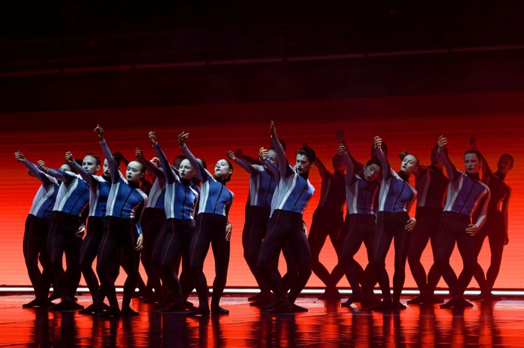 Akimirka iš šiuolaikinio baleto „Garso elipsė“, choreografas Gajus Žmavcas (Klaipėdos valstybinis muzikinis teatras, 2024). Martyno Aleksos nuotrauka
