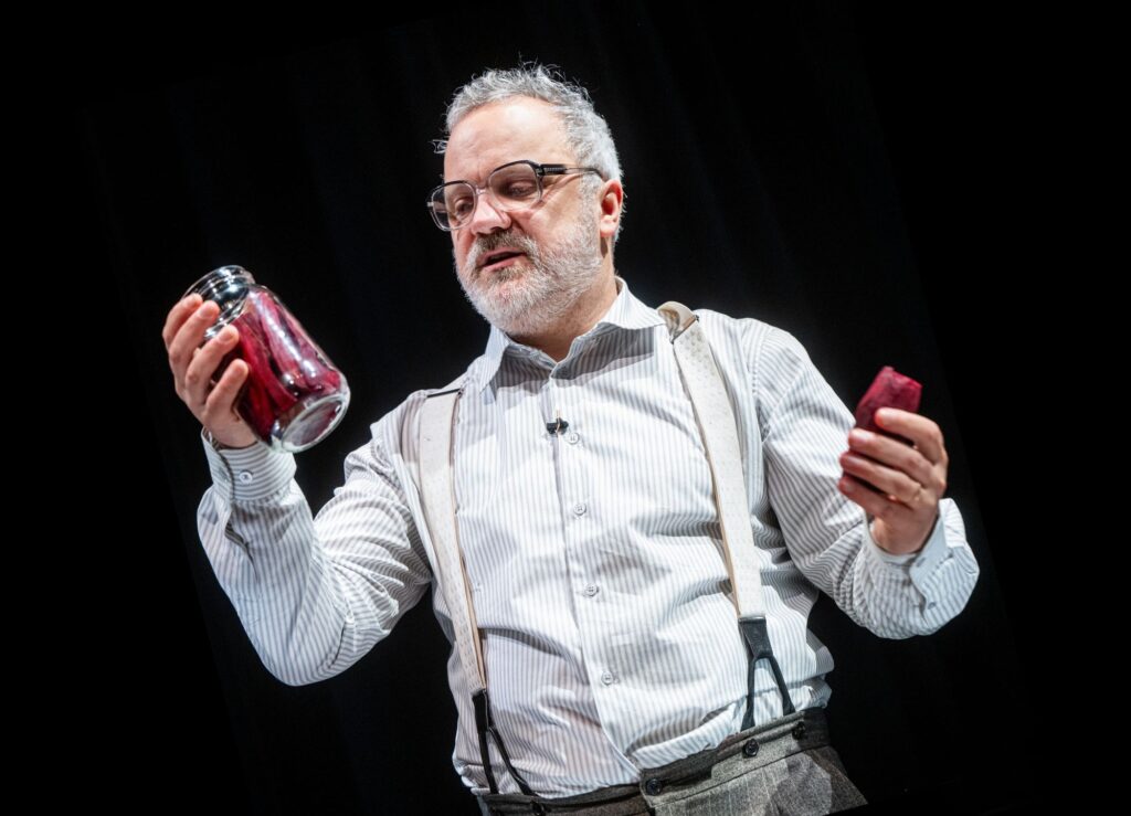 Scena iš spektaklio „Fermentacija“, režisierius Antanas Obcarskas (Lietuvos nacionalinis dramos teatras, 2025). Dmitrijaus Matvejevo nuotrauka