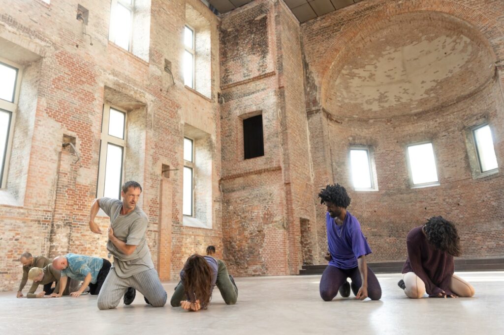 Akimirka iš spektaklio „Unearth“, choreografas Jefta van Dintheris; Švedija / Vokietija. Jubalo Battisti nuotrauka iš festivalio „New Baltic Dance“ archyvo 