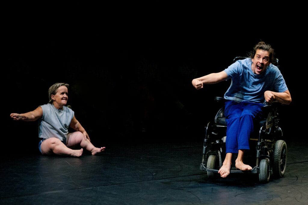 Akimirka iš šokio spektaklio „Harmonia“, choreografė Adrienn Hód, trupė „Unusual Symptoms“, Vengrija / Vokietija (festivalis „New Baltic Dance“, 2025). Dmitrijaus Matvejevo nuotrauka