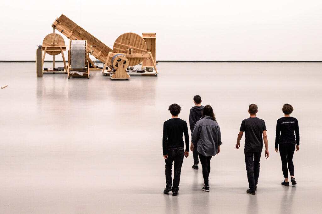 Akimirka iš barokinio teatro triukšmų mašinų performanso „Navigacijos“, autorius - garso menininkas Arturas Bumšteinas (prodiuseris „Operomanija“). Martyno Aleksos nuotrauka