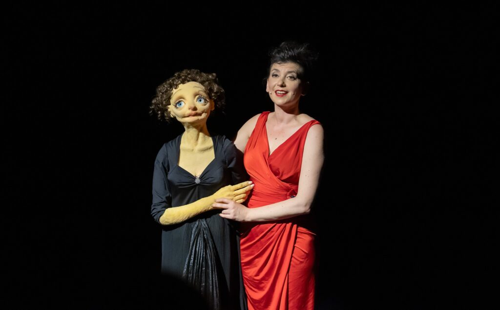 Akimirka iš spektaklio „Edita ir aš“, režisierė ir atlikėja Yael Rasooly ir „Figurteatret“ / Izraelis, Norvegija (festivalis „Materia Magica“, 2025). Donato Bielkausko nuotrauka