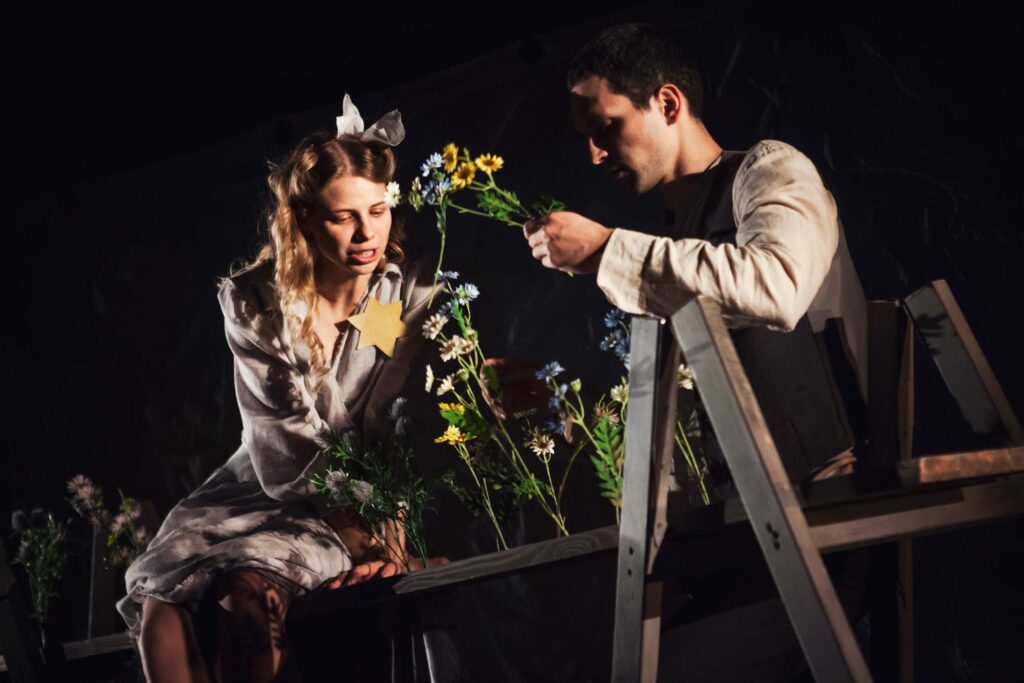 Scena iš spektaklio „Lygiosios trunka akimirką“, režisierius Justas Tertelis (Nacionalinis Kauno dramos teatras, 2025). Donato Stankevičiaus nuotrauka