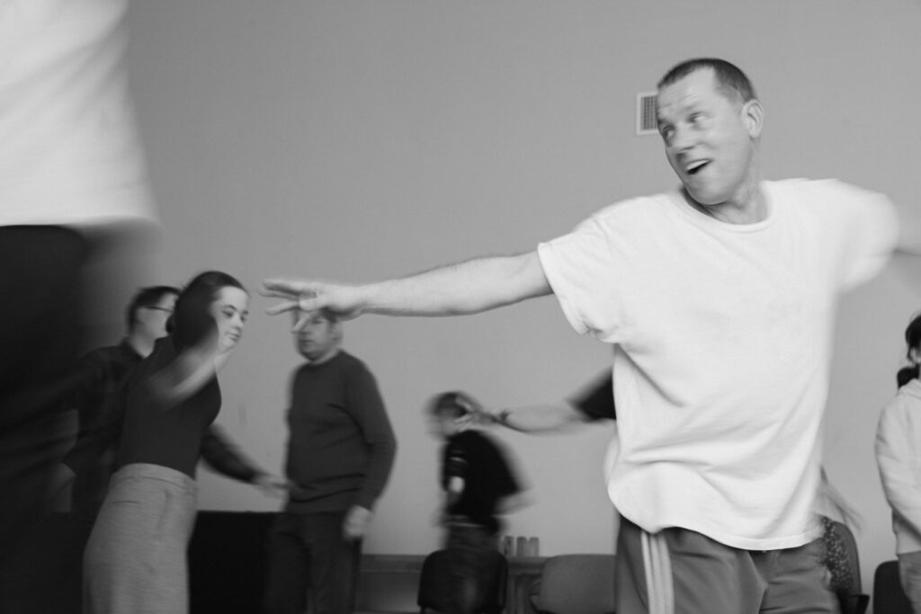 Akimirka iš „Kūrybinės judesio laboratorijos“, susitikimus veda choreografas ir šokėjas Mantas Stabačinskas. Ievos Juros nuotrauka