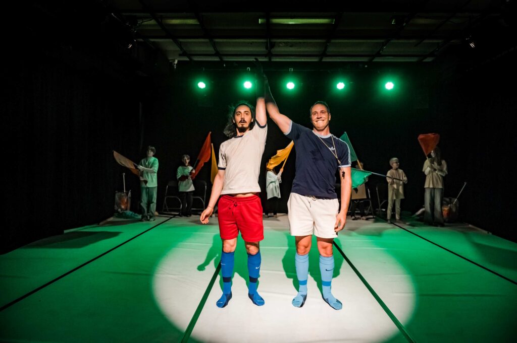 Akimirka iš spektaklio „Kuris kurį“, režisierė Ieva Jackevičiūtė (teatras „No Shoes“, 2025). Nuotrauka iš „No Shoes“ archyvo