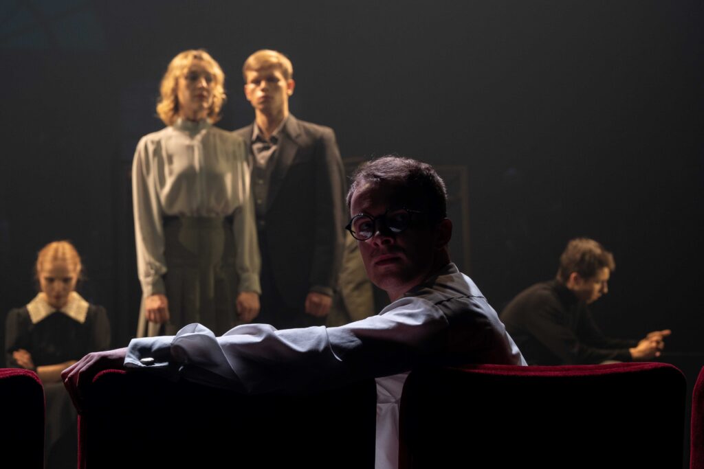 Scena iš spektaklio „Sala, kurios nėra“, režisierius Aleksandras Špilevojus (Juozo Miltinio dramos teatras, 2022). Arvydo Gudo nuotrauka