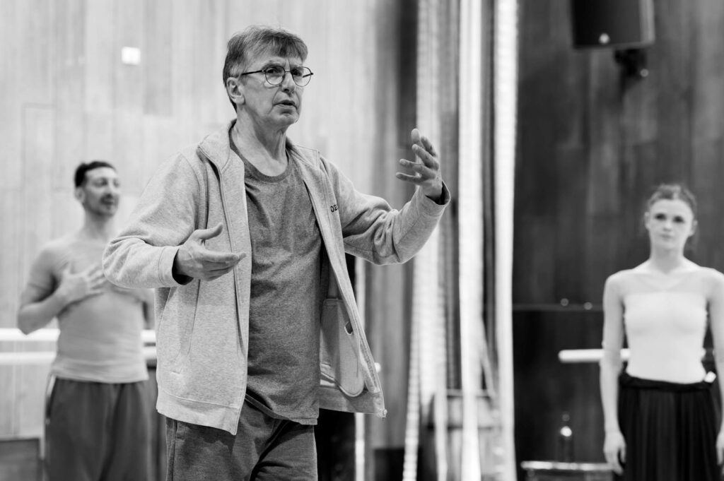 Akimirka iš baleto „Tuščias atsargumas“ repeticijos: choreografas statytojas Jeanas Christopheʼas Lesageʼas (Lietuvos nacionalinis operos ir baleto teatras, 2025). Martyno Aleksos nuotrauka