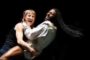 Akimirka iš šokio spektaklio „Harmonia“, choreografė Adrienn Hód, trupė „Unusual Symptoms“, Vengrija / Vokietija (festivalis „New Baltic Dance“, 2025). Dmitrijaus Matvejevo nuotrauka