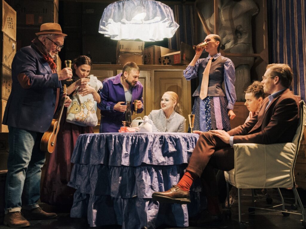Scena iš spektaklio „Žiurkės“, režisierius Augustas Gornatkevičius (Valstybinis Vilniaus mažasis teatras, 2025). Martyno Norvaišo nuotrauka