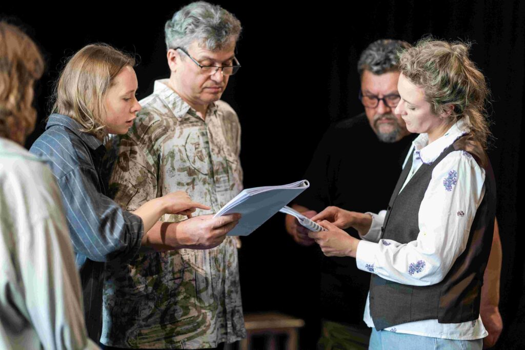 Vilniaus mažajame teatre surengtose kūrybinėse dirbtuvėse aktoriai analizavo dramaturgo Carlo Goldoni kūrybą. Gretos Skaraitienės nuotrauka