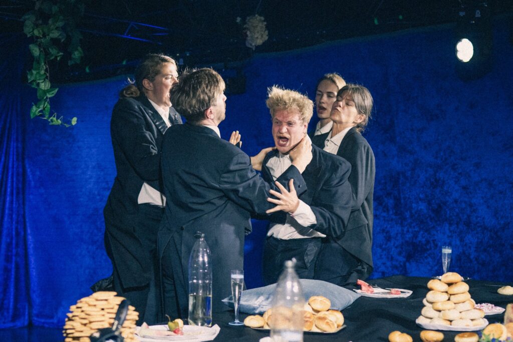 Akimirka iš eskizo „Posh“, režisierius Augustas Gornatkevičius („Jauno teatro dienos“, 2025). Mato Mačiulskio nuotrauka Akimirka iš eskizo „Posh“, režisierius Augustas Gornatkevičius („Jauno teatro dienos“, 2025). Mato Mačiulskio nuotrauka