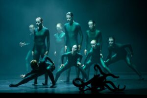 Akimirka iš šokio spektaklio „Callisto“, choreografas Douglasas Lee (Klaipėdos valstybinis muzikinis teatras). Martyno Aleksos nuotrauka