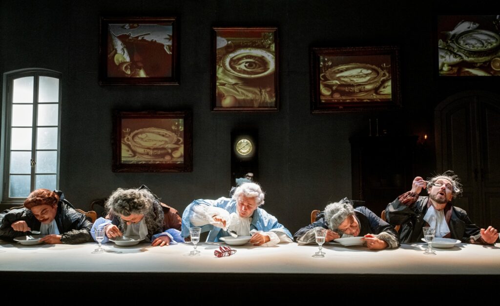Scena iš spektaklio „Kantas. Kambarys, kuriame negalvojama“, režisierius Oskaras Koršunovas, pjesės autorius Marius Ivaškevičius (Valstybinis Vilniaus mažasis teatras, 2025). Dmitrijaus Matvejevo nuotrauka