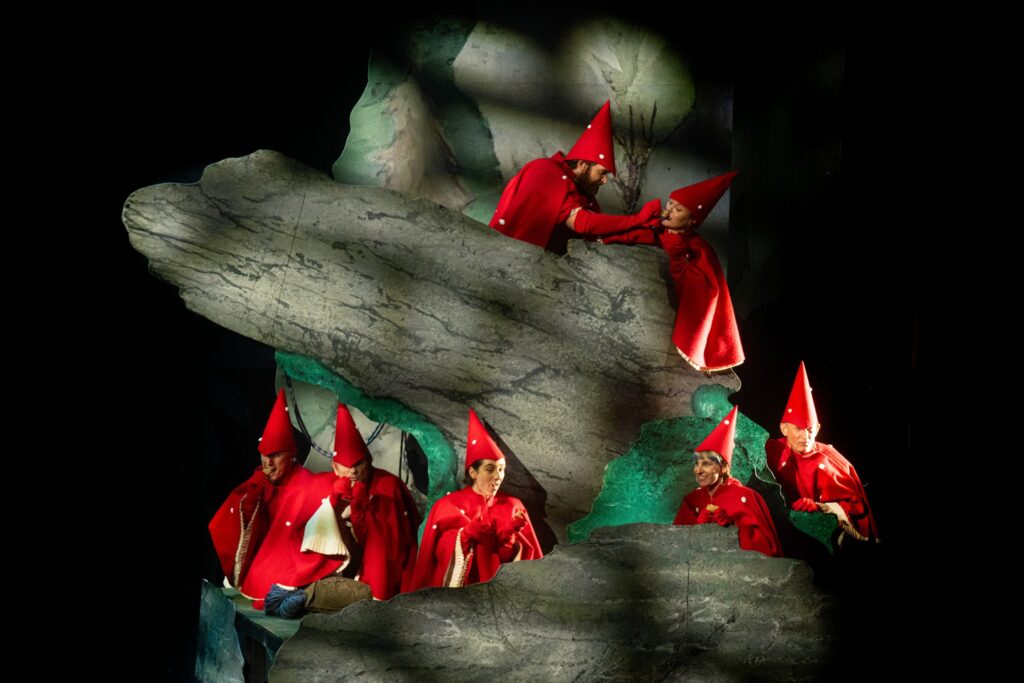 Scena iš spektaklio „Ronja plėšiko duktė“, režisierė Eglė Švedkauskaitė (Lietuvos nacionalinis dramos teatras, 2025). Dmitrijaus Matvejevo nuotrauka Scena iš spektaklio „Ronja plėšiko duktė“, režisierė Eglė Švedkauskaitė (Lietuvos nacionalinis dramos teatras, 2025). Dmitrijaus Matvejevo nuotrauka