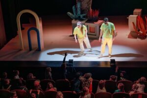 Akimirka iš spektaklio „Klausau, Jūsų Didenybe!“, režisierius Oskaras Wyganowskis (Vilniaus senasis teatras, 2025). Telmano Ragimovo nuotrauka