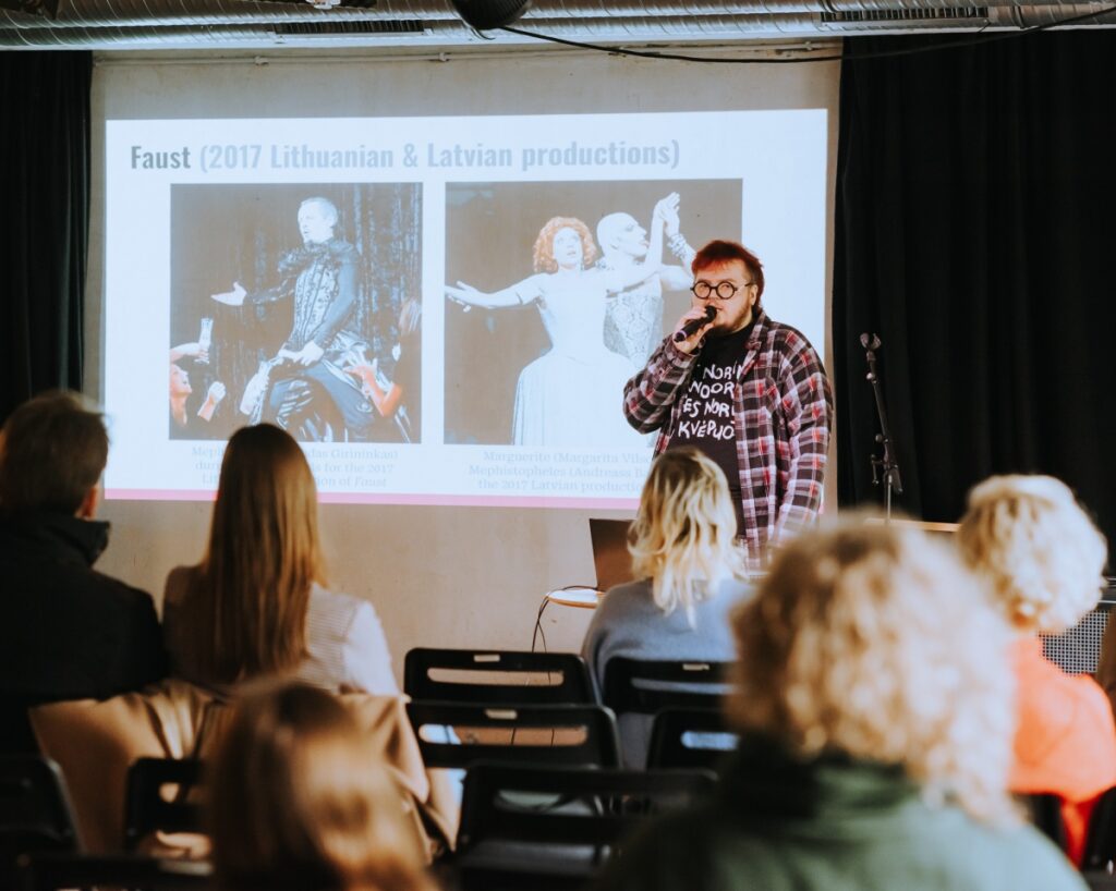Frydricho Mirecko pranešimas „Drag ir lyties įvairovė teatre. Queer reprezentacijos perspektyvos“. U. Steponavičiūtės nuotr.