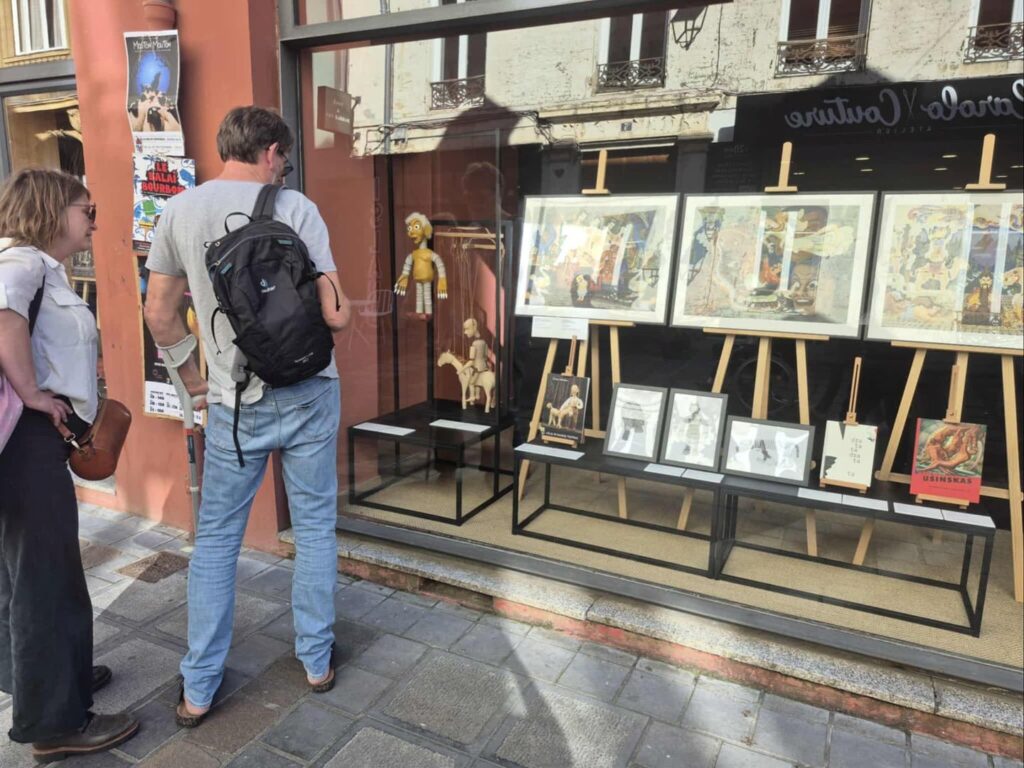 Vilniaus teatro „Lėlė“ kuruotos parodos, pristačiusios Stasio Ušinsko, Vitalijaus Mazūro ir Šėpos teatro kūrinius, fragmentas. Nuotrauka iš Vilniaus teatro „Lėlė“ archyvo