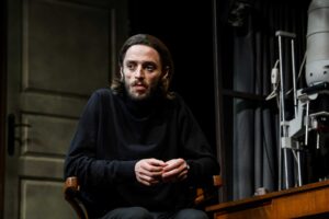 Scena iš spektaklio  „Laukinė antis“, režisierius Oskaras Koršunovas (Valstybinis jaunimo teatras, 2025). Lauros Vansevičienės nuotrauka