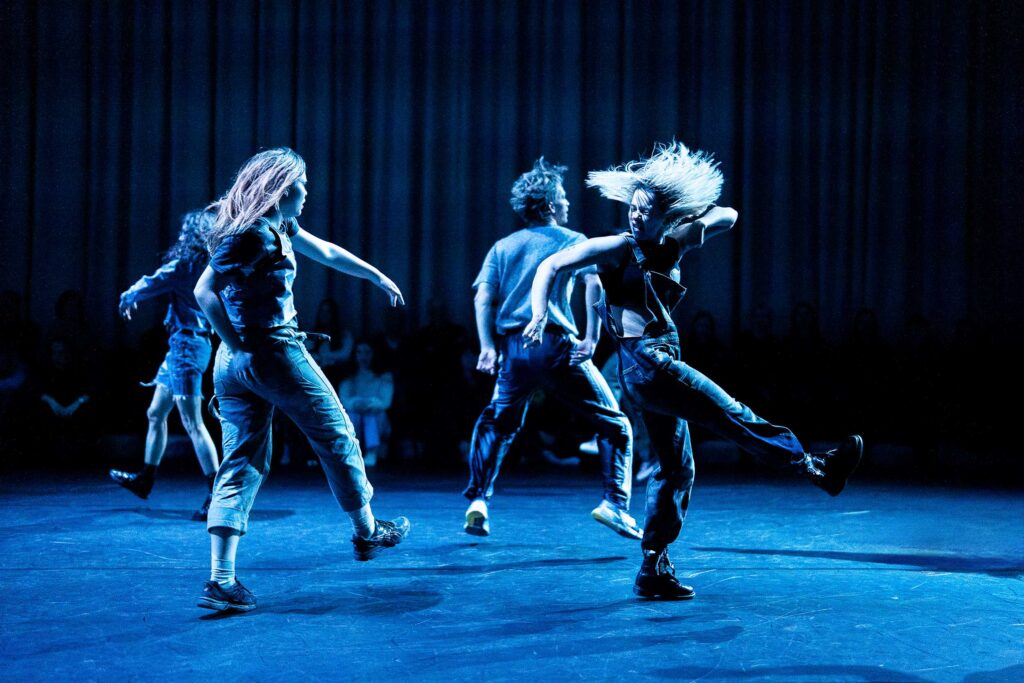 Akimirka iš šokio spektaklio „Rave of Riot“, idėjos ir choreografijos autorė Agnietė Lisičkinaitė (Lietuvos muzikos ir teatro akademija). Žilvino Šiurbšos nuotrauka Akimirka iš šokio spektaklio „Rave of Riot“, idėjos ir choreografijos autorė Agnietė Lisičkinaitė (Lietuvos muzikos ir teatro akademija). Žilvino Šiurbšos nuotrauka