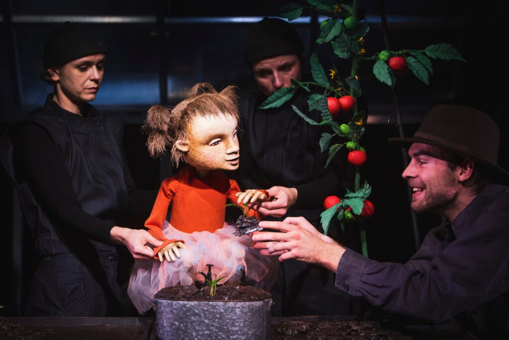 Akimirka iš spektaklio „Šiltnamis“, režisierius Rokas Lažaunykas, dailininkė Giedrė Brazytė, lėlių režisierius Eugenijus Slavinskas (Kauno valstybinis lėlių teatras, 2025). Donato Stankevičiaus nuotrauka