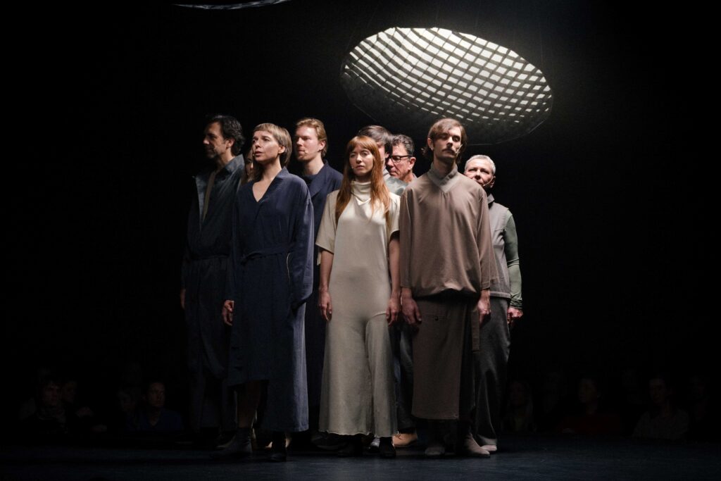 Akimirka iš spektaklio „Kosminiai namai“, režisierė ir kompozitorė Lina Lapelytė, dramaturgė ir tekstų autorė Birutė Kapustinskaitė (TR Warszawa, MMLAB, 2025). Martyno Norvaišo nuotrauka