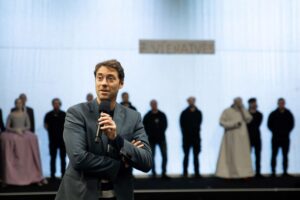 Akimirka iš spektaklio „Septynios vienatvės“ repeticijos; teksto adaptacijos autorius ir režisūros bendraautoris Charlesʼas Cheminas. Patricijos Gagaitės nuotrauka