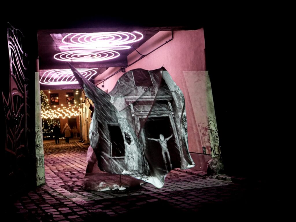 Akimirka iš performanso „Barokinė Simono Dacho migla“, autorius ir atlikėjas Benas Šarka (2025). V. Balsio nuotrauka