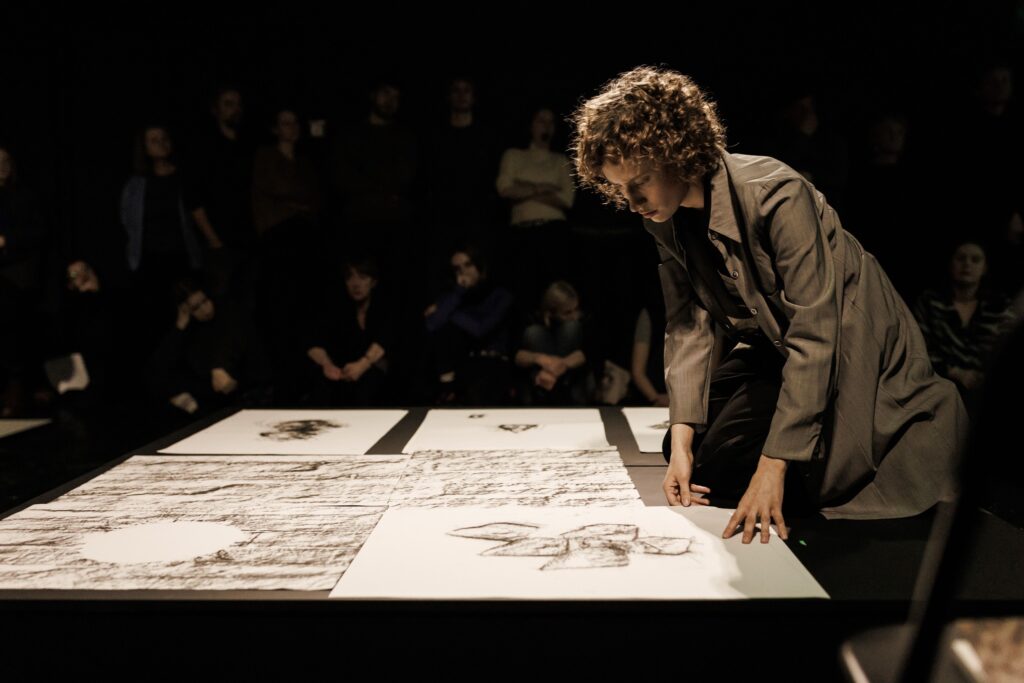 Scena iš spektaklio „Menka detalė“, režisierius Adomas Juška (Valstybinis jaunimo teatras, 2025). Liudo Masio nuotrauka